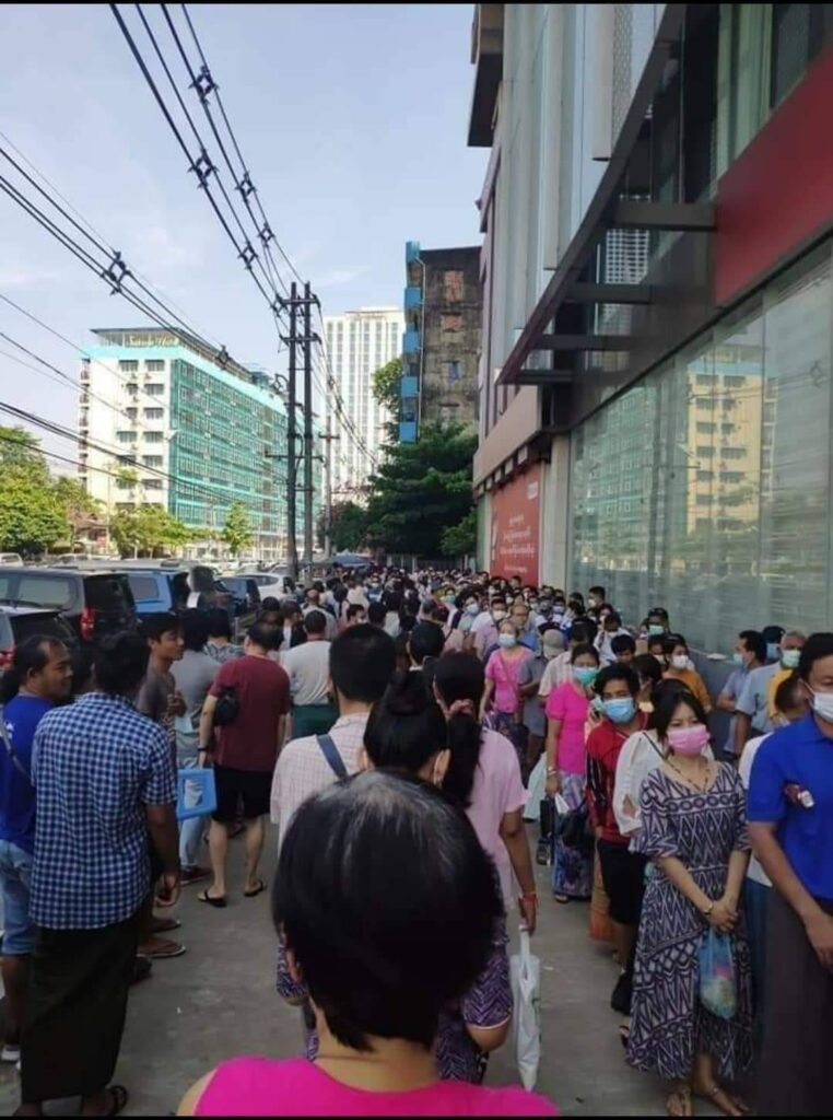 (KBZဘဏ် ATMမှ ငွေထုတ်ရန် စီတန်းစောင့်ဆိုင်းနေသူများအား ၂၀၂၁ စစ်တပ်အာဏာသိမ်းပြီးနောက် မြင်တွေ့ရစဥ်၊ ဓာတ်ပုံ - PS)