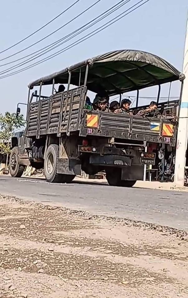 (စစ်ကာင်စီယာဥ်တစ်စီး။ပုံအ​ဟောင်းဖြစ်ပါသည်။ဓါတ်ပုံ-Tigyaing Revolution)