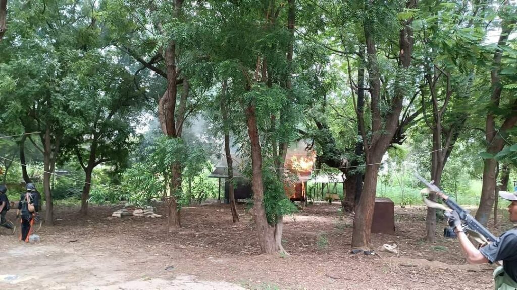 (စစ်ကောင်စီတပ်ထံမှသိမ်းဆည်းရရှိသောလက်နက်ခဲယမ်းများနှင့် တံတားဂိတ်ကို တိုက်ခိုက်မီးရှို့နေစဥ်။ ဓါတ်ပုံ-ရေစကြို PDF)