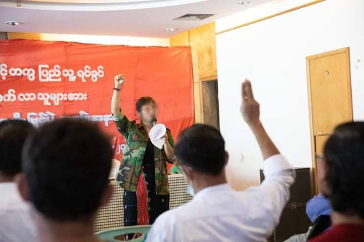 လက်နက်ခဲယမ်းများနှင့် ပြည်သူ့ဘက်ပူးပေါင်းလာသည့် ရဲနှင့် စစ်သားလေးဦးကို NUG ကာကွယ်ရေးဝန်ကြီးဌာန ဆုငွေပေးအပ်