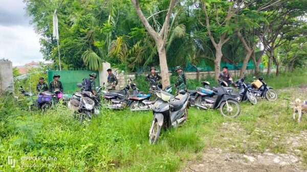 (ပြည်သူများ၏ ဆိုင်ကယ်များကို ​ဒေသခံပြည်သူ့ကာကွယ်​ရေးတပ်များက ထုတ်ယူလာပြီးပြန်အပ်ရန် ပြင်ဆင်ထားစဥ်။ ဓါတ်ပုံ-DMO- Local PDF)
