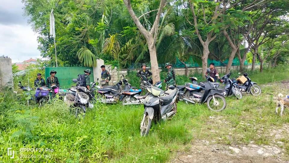 (ပြည်သူများ၏ ဆိုင်ကယ်များကို ​ဒေသခံပြည်သူ့ကာကွယ်​ရေးတပ်များက ထုတ်ယူလာပြီးပြန်အပ်ရန် ပြင်ဆင်ထားစဥ်။ ဓါတ်ပုံ-DMO- Local PDF)