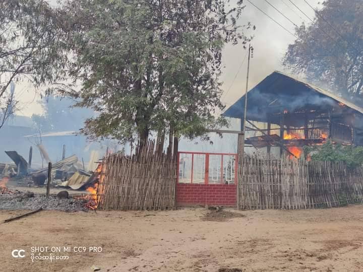 ခင်ဦးမြို့နယ် ကံသစ်ရွာကို စစ်အုပ်စု မီးရှို့ဖျက်ဆီး