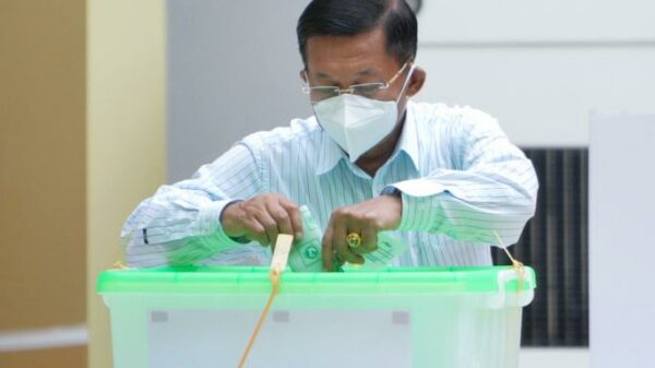၂၀၂၀ ရွေးကောက်ပွဲမှာ မဲပေးနေတဲ့စစ်ကောင်စီခေါင်းဆောင် (ပုံဟောင်း)