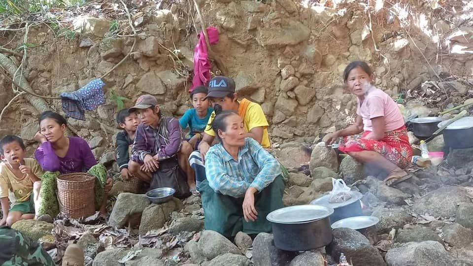 ကျောက်ကြီးထဲက ရွာတစ်ရွာကိုလက်နဲ့ကြီးနဲ့ပစ်လို့ ရွာလုံးကျွတ်ထွက်ပြေး