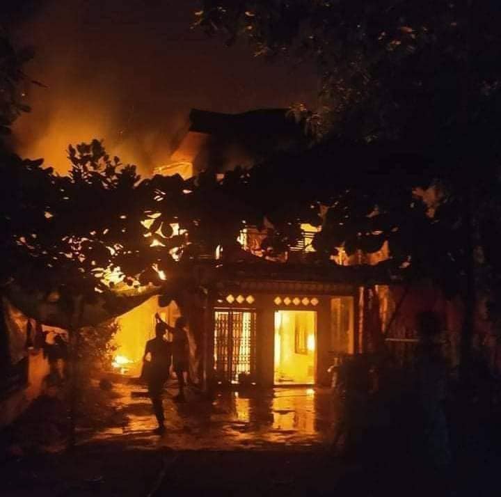 အကြမ်းဖက်စစ်တပ်က ​ဝေဒီ​​ကျေးရွာမှအိမ်ကိုမီးရှို့စဥ်