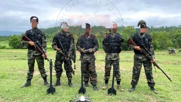 (အရစ်ကျစနစ်ဖြင့်ဝယ်ယူ​ထားသာလက်နက်အချို့နှင့်အမိ​​မြေ​တော်လှန်​ရေးတပ်ဖွဲ့ဝင်များ ။ ။ဓါတ်ပုံ-အမိ​မြေ​တော်လှန်​ရေးတပ်ဖွဲ့)