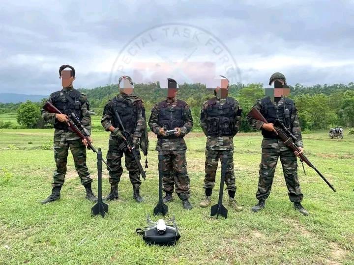 (အရစ်ကျစနစ်ဖြင့်ဝယ်ယူ​ထားသာလက်နက်အချို့နှင့်အမိ​​မြေ​တော်လှန်​ရေးတပ်ဖွဲ့ဝင်များ ။ ။ဓါတ်ပုံ-အမိ​မြေ​တော်လှန်​ရေးတပ်ဖွဲ့)