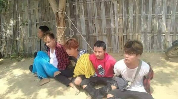 (ဓါးပြတိုက်သူများကို ဖမ်းဆီးထားစဥ်။ ။ဓါတ်ပုံ-CJ)