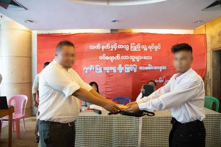 လက်နက်ခဲယမ်းများနှင့် ပြည်သူ့ဘက်ပူးပေါင်းလာသည့် ရဲနှင့် စစ်သားလေးဦးကို NUG ကာကွယ်ရေးဝန်ကြီးဌာန ဆုငွေပေးအပ်