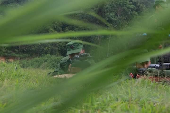 (MNDAA တပ်ဖွဲ့ဝင်အချို့နှင့် တိုက်ပွဲဖြစ်ပွားရာပြ​မြေပုံ။ ဓါတ်ပုံ-MNDAA)