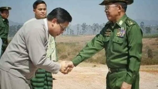 (ပင်တယမြို့ ပြည်ခိုင်ဖြိုးပါတီဥက္ကဌ ဦးအာကာလင်းနှင့်အာဏာသိမ်းစစ်​​ခေါင်​ဆောင်တို့အတူ​တွေ့ရစဥ်။)