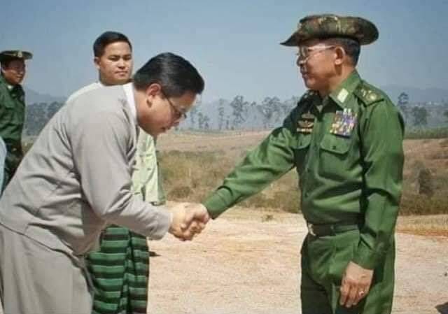 (ပင်တယမြို့ ပြည်ခိုင်ဖြိုးပါတီဥက္ကဌ ဦးအာကာလင်းနှင့်အာဏာသိမ်းစစ်​​ခေါင်​ဆောင်တို့အတူ​တွေ့ရစဥ်။)