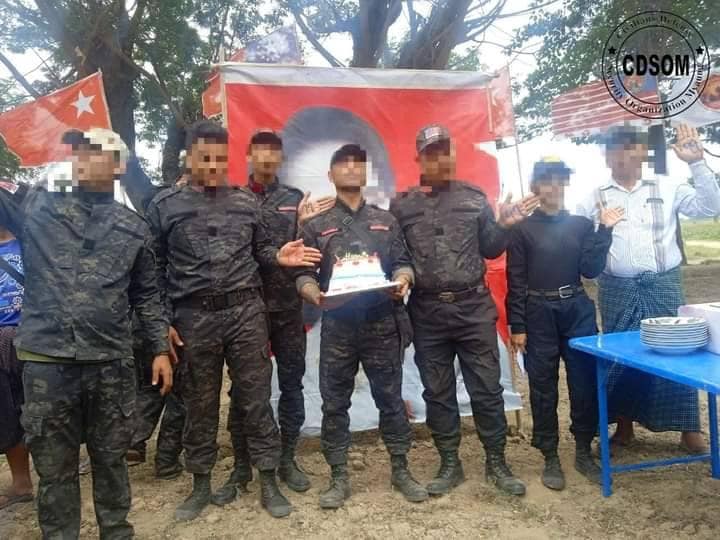 (နိုင်ငံတော်၏အတိုင်ပင်ခံပုဂ္ဂိုလ် မွေးနေ့အခမ်းအနားကိုPDFနှင့်တော်လှန်ရေးအင်အားစုအဖွဲ့ ၄၀ နီးပါးက လူ၅၀၀ ကျော်တက်ရောက်ခဲ့သည်။ ဓါတ်ပုံ-CDSOM)