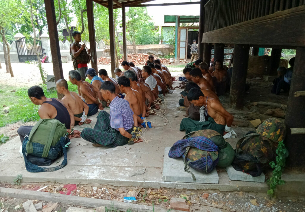 အရာတော်ဒေသခံ ကောက်ရထားသည့် စစ်ကောင်စီတပ်သား၏ ဖုန်း၌ အရပ်သားများစွာကို လက်ပြန်ကြိုးတုပ်ဖမ်းထားခြင်း၊ သတ်ဖြတ်ခြင်း ဓာတ်ပုံစသော စစ်ရာဇဝတ်မှုများကို စိတ်လိုလက်ရကျူးလွန်ကြောင်း အထောက်အထား ရုပ်သံမှတ်တမ်းများပါဝင်