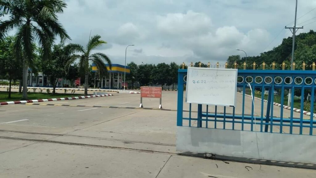 (စက်သုံးဆီ ကုန်သွား၍ ဝယ်မရသောဆီနှင့်အရောင်းရပ်ထားကြောင်း ကြေညာထားသောဆိုင်အချို့ ကို ဧပြီလကုန်နှင့်ဇွန်လဆန်းကတွေ့ရစဥ်။ ဓါတ်ပုံ-Online Viral)