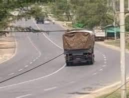 (မုံရွာ-မန္တလေးလမ်းပေါ် ဖြတ်သန်းသွားသော အကြမ်းဖက်စစ်တပ်၏ ယာဥ်တစ်စီး။ ။ဓါတ်ပုံ-CJ)