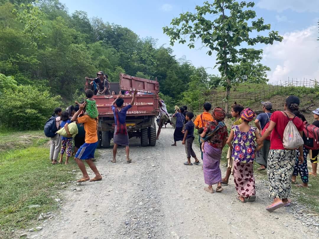 (စစ်ကောင်စီတပ်ဆုတ်ရာ လမ်းကြောင်းပေါ်ရှိ ပြည်သူများနှင့်စစ်ရှောင်ပြည်သူများကို ကန်ပက်လက်မြို့ ပြည်သူ့အုပ်ချုပ်ရေးအဖွဲ့က ဘေးကင်းရာရွေ့ပြောင်းပေးစဥ်။ ဓါတ်ပုံ-ကန်က်လက်မြို့ ပြည်သူ့အုပ်ချုပ်ရေးအဖွဲ့)