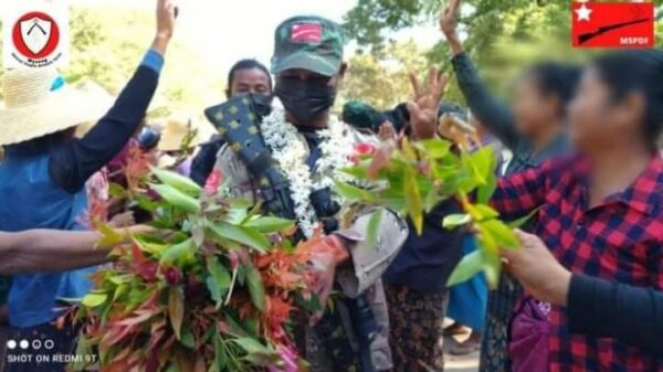 (အောင်ပွဲနှင့်ပြန်လာသော MSPDFတပ်ဖွဲ့ဝင်များကို ပြည်သူများက ကြိုဆိုနေကြစဥ် - ပုံဟောင်းကို အသုံးပြုထားပါသည်။)