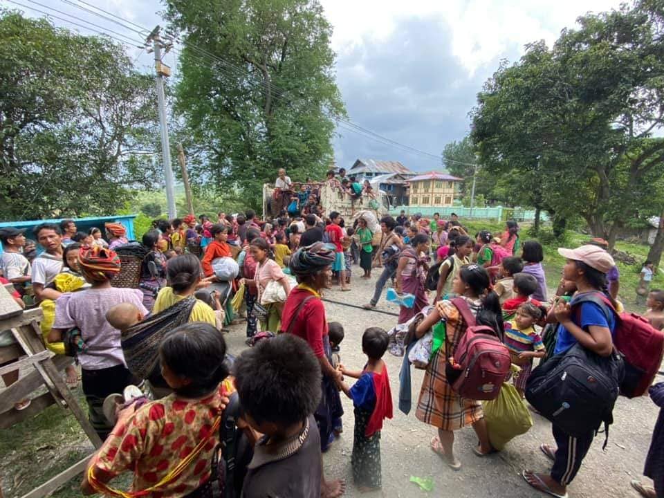 (စစ်ကောင်စီတပ်ဆုတ်ရာ လမ်းကြောင်းပေါ်ရှိ ပြည်သူများနှင့်စစ်ရှောင်ပြည်သူများကို ကန်ပက်လက်မြို့ ပြည်သူ့အုပ်ချုပ်ရေးအဖွဲ့က ဘေးကင်းရာရွေ့ပြောင်းပေးစဥ်။ ဓါတ်ပုံ-ကန်က်လက်မြို့ ပြည်သူ့အုပ်ချုပ်ရေးအဖွဲ့)