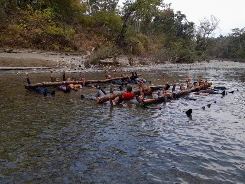 (အထူးတိုက်ခိုက်ရေး ကွန်မန်ဒိုအဖွဲ့အား စတင်လေ့ကျင့်နေစဥ်)