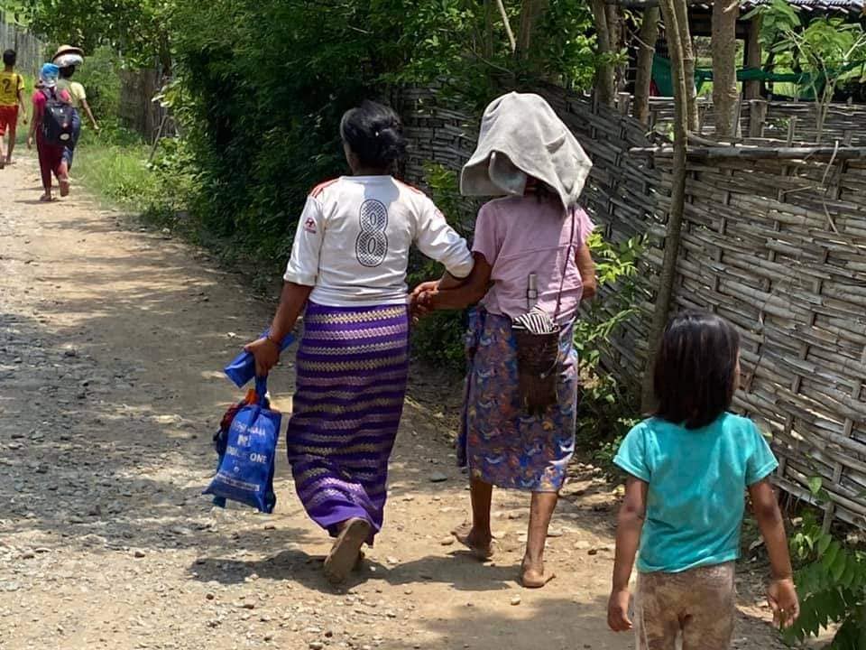 (စစ်ကောင်စီတပ်ဆုတ်ရာ လမ်းကြောင်းပေါ်ရှိ ပြည်သူများနှင့်စစ်ရှောင်ပြည်သူများကို ကန်ပက်လက်မြို့ ပြည်သူ့အုပ်ချုပ်ရေးအဖွဲ့က ဘေးကင်းရာရွေ့ပြောင်းပေးစဥ်။ ဓါတ်ပုံ-ကန်က်လက်မြို့ ပြည်သူ့အုပ်ချုပ်ရေးအဖွဲ့)