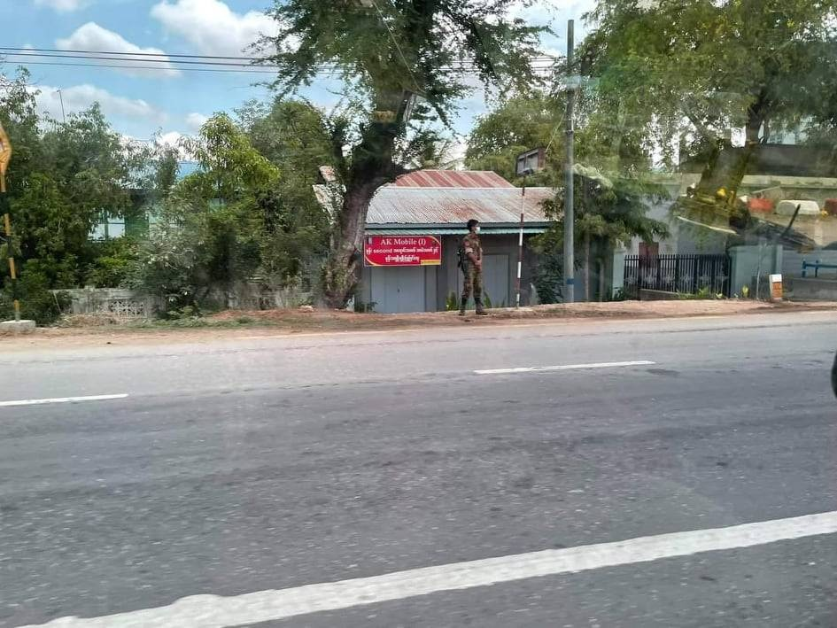 (ချောင်းဦးမြို့နယ် မုံရွာ-မန္တလေးလမ်းမကြီးဘေးတွင် ကင်းစောင့်နေသော အကြမ်းဖက်စစ်သားတစ်ဦးအား ယခင်လပိုင်းအတွင်းက တွေ့ရစဥ်။ ဓာတ်ပုံ - CJ)