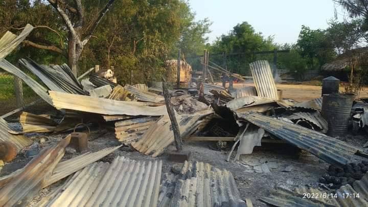 (မီးရှို့ဖျက်ဆီးခံရသည့် မန်ကျည်းလေးပင်ရွာအား တွေ့ရစဥ်။ ဓါတ်ပုံ-MVRF)