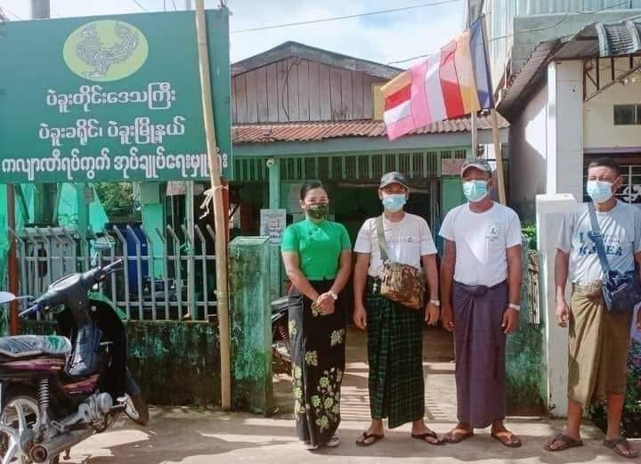 (စစ်​ကောင်စီတပ်ထောက်ခံသူ မစန္ဒီမြင့်အောင်နှင့် စစ်ကောင်စီခန့်အုပ်ချုပ်ရေးအဖွဲ့ဝင်အချို့အား တွေ့ရစဥ်)