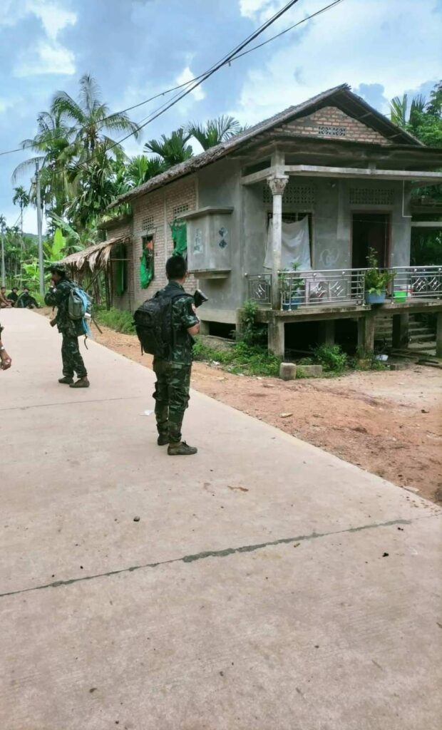 (စစ်ကောင်စီတပ်သားများ၏ သွေးကွက်များနှင့် မီးရှို့ခံခဲ့ရသည့် ပြည်သူနေ့အိမ်များအား တွေ့ရစဥ်)