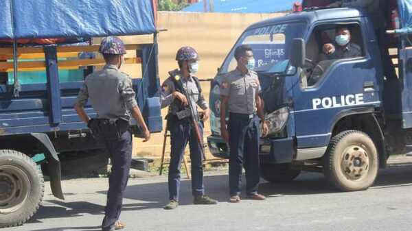 (ရခိုင်ပြည်နယ် စစ်​တွေမြို့တွင် စစ်​ကောင်စီရဲများက ပြည်သူများကိုစစ်​ဆေး​နေစဥ် ။ ။ဓါတ်ပုံ- BNA)
