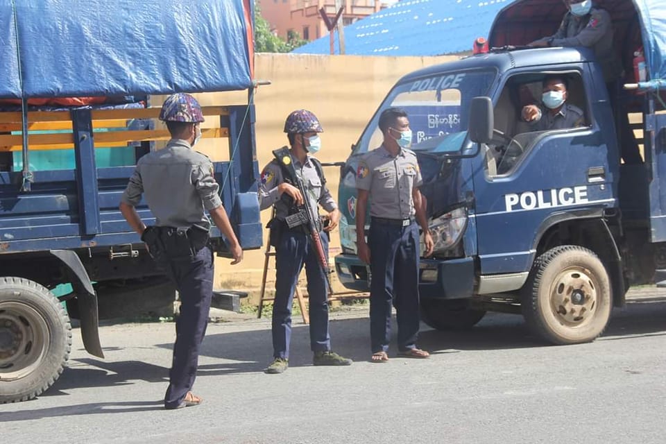 (ရခိုင်ပြည်နယ် စစ်​တွေမြို့တွင် စစ်​ကောင်စီရဲများက ပြည်သူများကိုစစ်​ဆေး​နေစဥ် ။ ။ဓါတ်ပုံ- BNA)