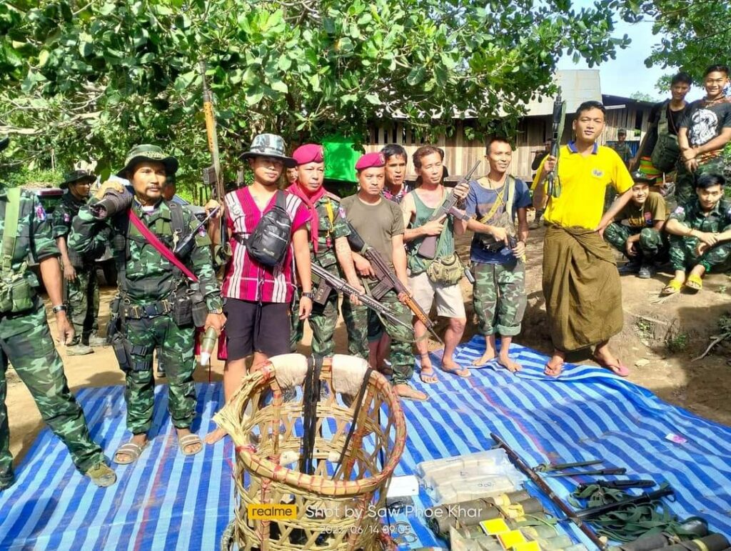 (သိမ်းဆည်းရမိသော လက်နက်ခဲယမ်းများနှင့် KNDOဦးဆောင်သော ပူးပေါင်းတပ်ဖွဲ့ဝင်များ ။ ဓါတ်ပုံ-PK)