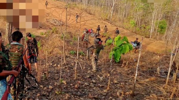 (YDFထီးလင်း တပ်ဖွဲ့ဝင်များအား ​ရှေ့တန်းတစ်​နေရာ၌ ​တွေ့ရစဥ်)