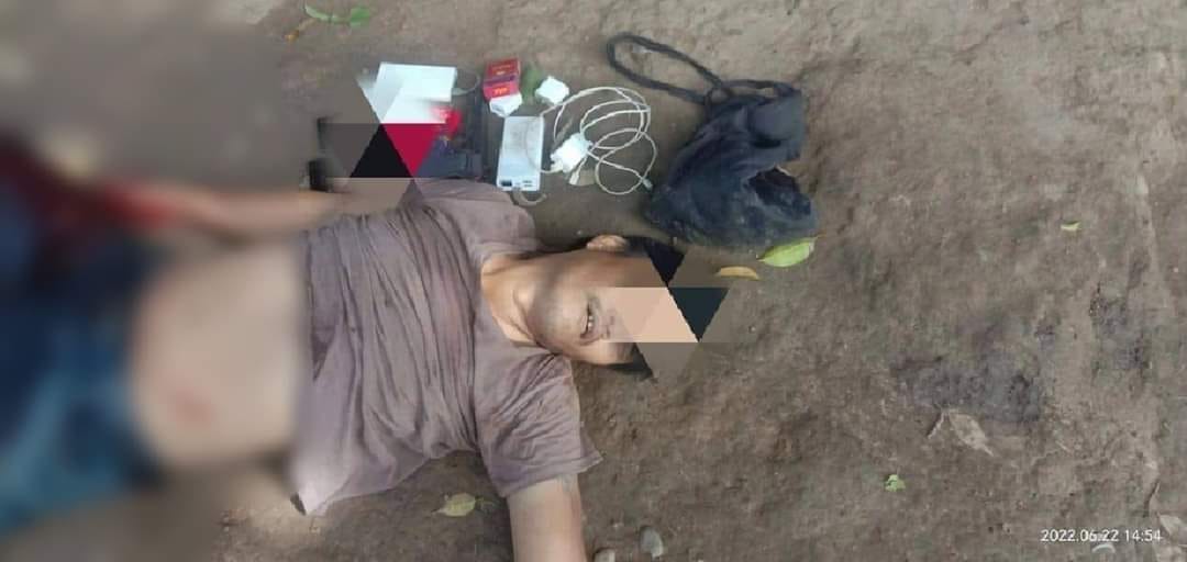 (ဝိုင်းမော်မြို့နယ် အောင်မြေ(၂)တွင် လီဆူပြည်သူ့စစ်အဖွဲ့၏ သေနတ်ပစ်ခတ်ခံရ​သော KIA အရာရှိ ရုပ်အ​လောင်းအား ​တွေ့ရစဥ်၊ ဓာတ်ပုံ - CJ)