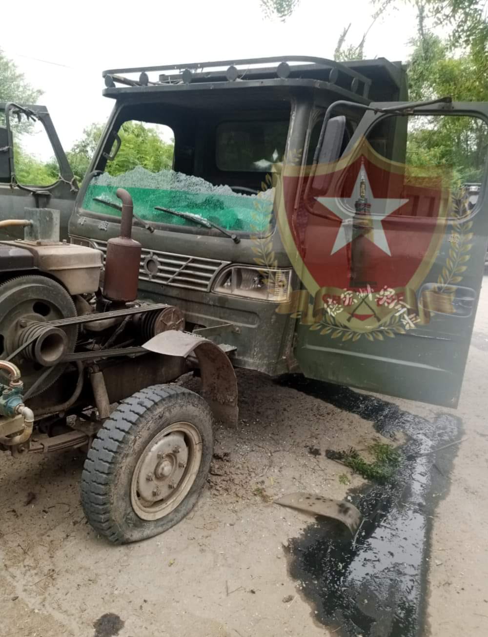 (ချောင်းဦးမြို့နယ် ပြည်သူ့ကာကွယ်ရေးတပ်ဖွဲ့မှ သိမ်းဆည်းရမိခဲ့သော ပစ္စည်းများနှင့် စစ်ကောင်စီတပ်/ပျူများ မိုင်းထိ့မှန်ပြီးကျန်ခဲ့သောသဲလွန်စများ။ ။ဓါတ်ပုံ-CHUPDF)