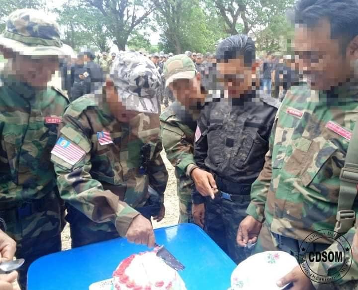 (နိုင်ငံတော်၏အတိုင်ပင်ခံပုဂ္ဂိုလ် မွေးနေ့အခမ်းအနားကိုPDFနှင့်တော်လှန်ရေးအင်အားစုအဖွဲ့ ၄၀ နီးပါးက လူ၅၀၀ ကျော်တက်ရောက်ခဲ့သည်။ ဓါတ်ပုံ-CDSOM)