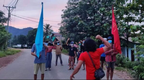 (လောင်းလုံးမြို့နယ်တွင်ဒီမိုကရေစီအရေးလှုပ်ရှားမှုသပိတ်ကော်မတီမှဦး​ဆောင်​၍ဇွန် ၁၆ ည​နေတွင်ဆန္ဒပြ​နေကြစဥ်။ ဓာတ်ပုံ - DDMSC)