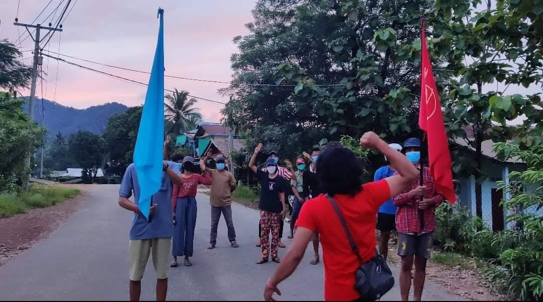 (လောင်းလုံးမြို့နယ်တွင်ဒီမိုကရေစီအရေးလှုပ်ရှားမှုသပိတ်ကော်မတီမှဦး​ဆောင်​၍ဇွန် ၁၆ ည​နေတွင်ဆန္ဒပြ​နေကြစဥ်။ ဓာတ်ပုံ - DDMSC)