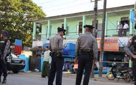 (​တောင်ဒဂုံမြို့နယ်တွင် စစ်​ကောင်စီလက်ပါး​စေရဲများ စစ်​ဆေးမှုပြုလုပ်​နေသည်ကို ​တွေ့ရစဥ်၊ ပုံအ​ဟောင်းကို အသုံးပြုထားပါသည်)