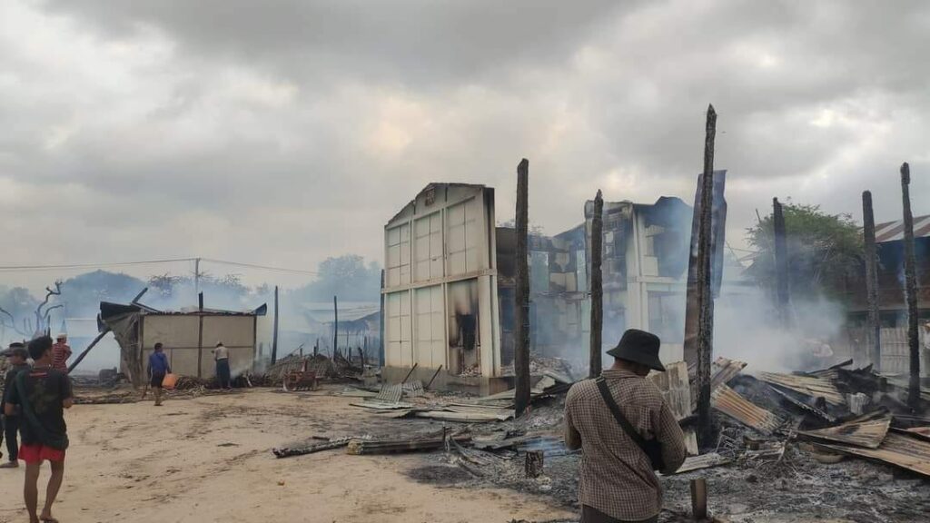 (တစ်ရွာလုံးတွင် ၂ အိမ်သာကျန်သာကျန်အောင်ပြာကျသည့်အထိ့ အကြမ်းဖက်စစ်တပ်ကမီးရှို့ခံရသောမန်ကျည်းတန်းရွာ။ ။ဓါတ်ပုံ-CJ)