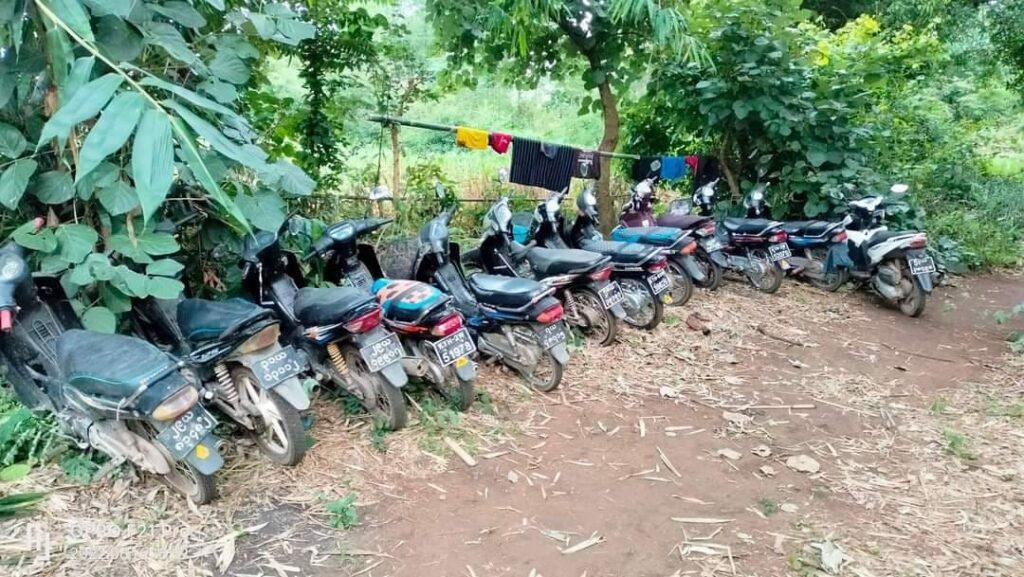 (ပြည်သူများ၏ ဆိုင်ကယ်များကို ဒေသခံပြည်သူ့ကာကွယ်ရေးတပ်များက ထုတ်ယူလာပြီးပြန်အပ်ရန် ပြင်ဆင်ထားစဥ်။ ဓါတ်ပုံ-DMO- Local PDF)