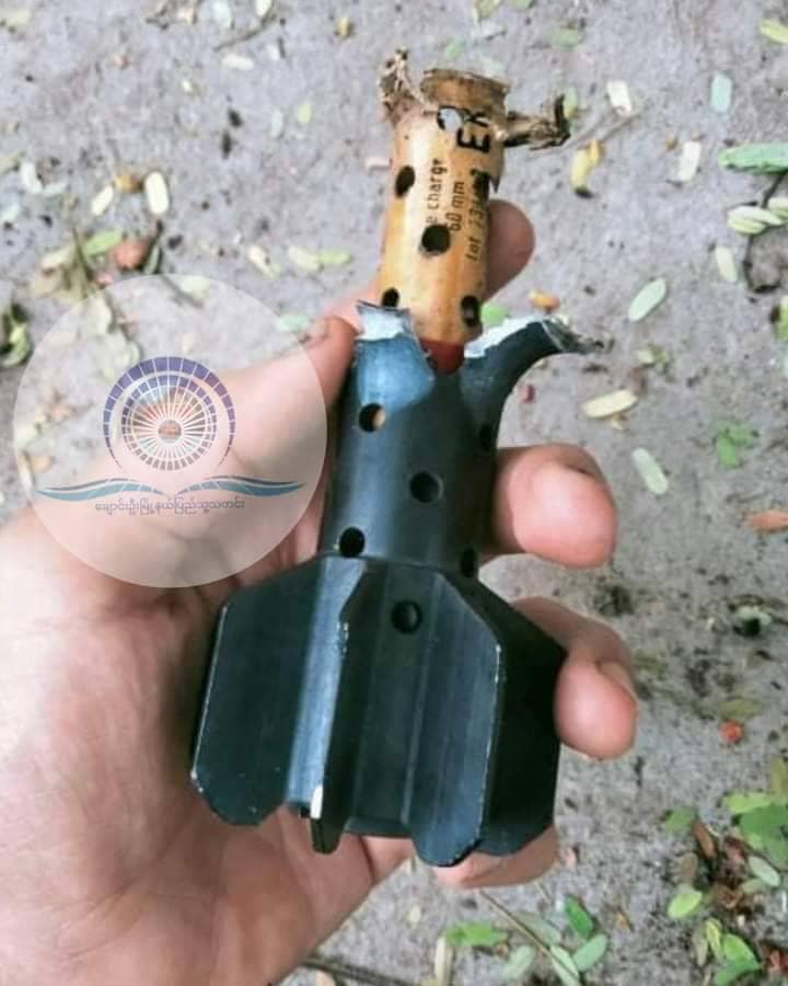 (ဇွန်လ ၂၃ ရက် ညပိုင်းက အကြမ်းဖက်စစ်ကောင်စီပစ်ခတ်ခဲ့သည့် စစ်တပ်ထုတ်လက်နက်ကြီးဗုံးသီးနှင့်ဗုံးသီးအပိုင်းအစများ ထိမှန်ပျက်စီးခဲ့သော နွားစာတိုက်။ ။ဓါတ်ပုံများ- ချောင်းဦးမြို့နယ် ပြည်သူ့သတင်း)