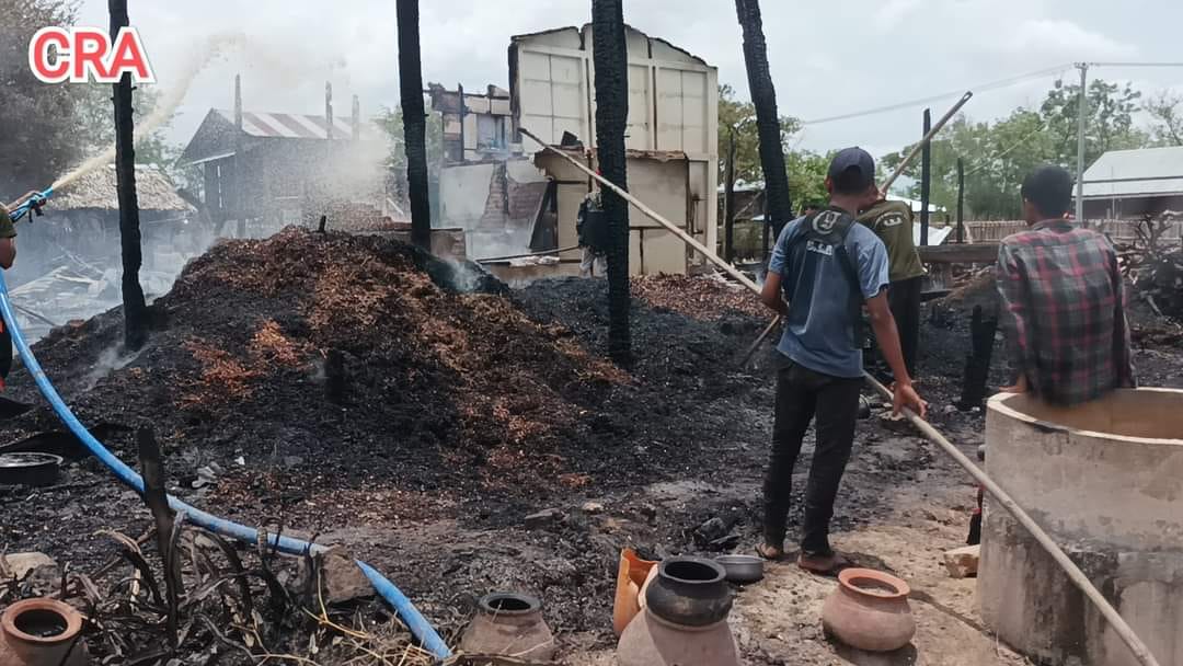 (တစ်ရွာလုံးတွင် ၂ အိမ်သာကျန်သာကျန်အောင်ပြာကျသည့်အထိ့ အကြမ်းဖက်စစ်တပ်ကမီးရှို့ခံရသောမန်ကျည်းတန်းရွာ။ ။ဓါတ်ပုံ-CJ)