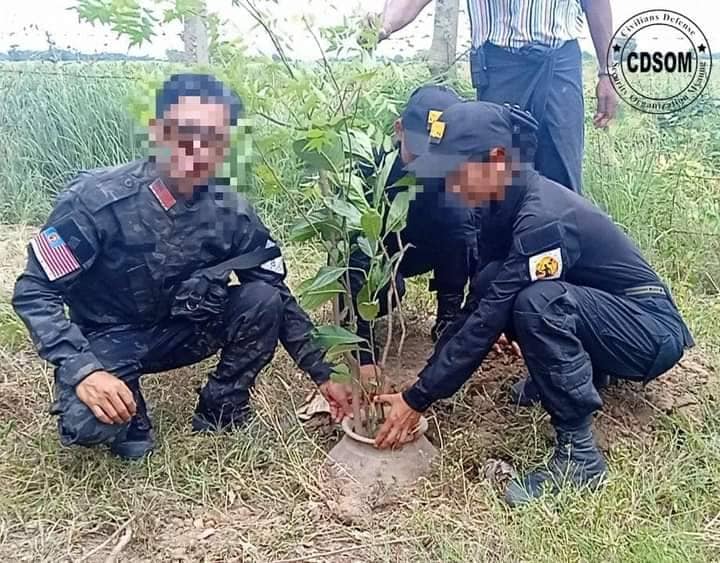 (နိုင်ငံတော်၏အတိုင်ပင်ခံပုဂ္ဂိုလ် မွေးနေ့အခမ်းအနားကိုPDFနှင့်တော်လှန်ရေးအင်အားစုအဖွဲ့ ၄၀ နီးပါးက လူ၅၀၀ ကျော်တက်ရောက်ခဲ့သည်။ ဓါတ်ပုံ-CDSOM)
