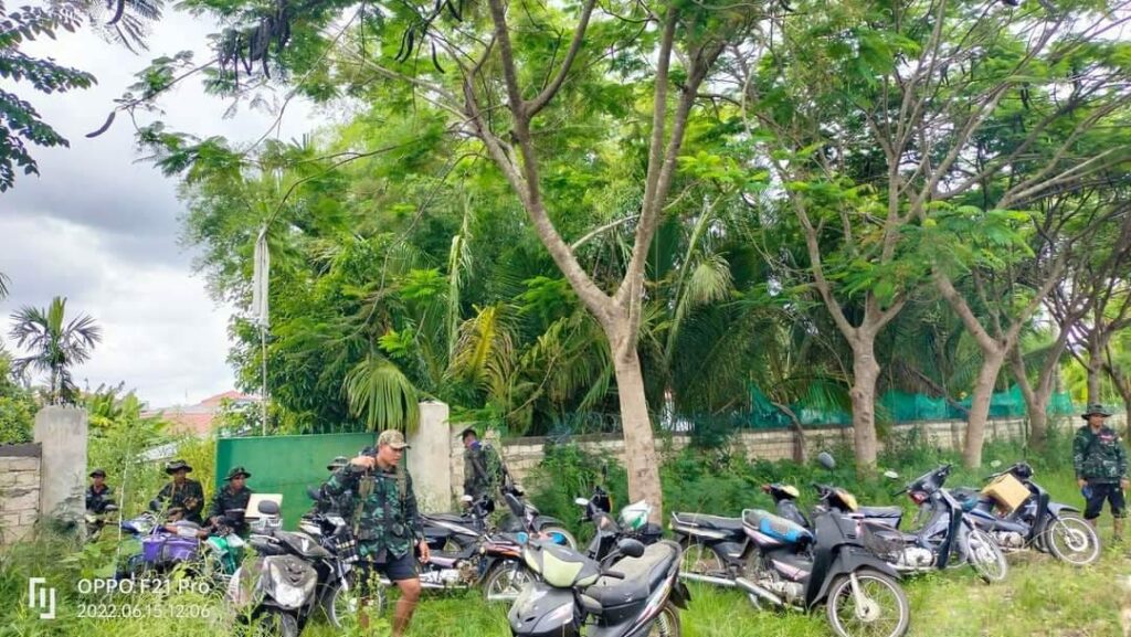 (ပြည်သူများ၏ ဆိုင်ကယ်များကို ဒေသခံပြည်သူ့ကာကွယ်ရေးတပ်များက ထုတ်ယူလာပြီးပြန်အပ်ရန် ပြင်ဆင်ထားစဥ်။ ဓါတ်ပုံ-DMO- Local PDF)