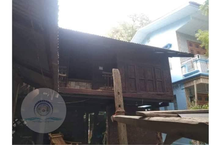 (ဇွန်လ ၂၃ ရက် ညပိုင်းက အကြမ်းဖက်စစ်ကောင်စီပစ်ခတ်ခဲ့သည့် စစ်တပ်ထုတ်လက်နက်ကြီးဗုံးသီးနှင့်ဗုံးသီးအပိုင်းအစများ ထိမှန်ပျက်စီးခဲ့သော နွားစာတိုက်။ ။ဓါတ်ပုံများ- ချောင်းဦးမြို့နယ် ပြည်သူ့သတင်း)
