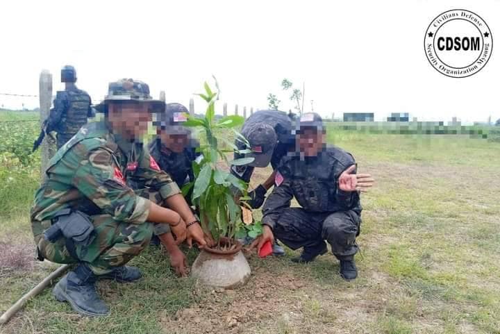 (နိုင်ငံတော်၏အတိုင်ပင်ခံပုဂ္ဂိုလ် မွေးနေ့အခမ်းအနားကိုPDFနှင့်တော်လှန်ရေးအင်အားစုအဖွဲ့ ၄၀ နီးပါးက လူ၅၀၀ ကျော်တက်ရောက်ခဲ့သည်။ ဓါတ်ပုံ-CDSOM)