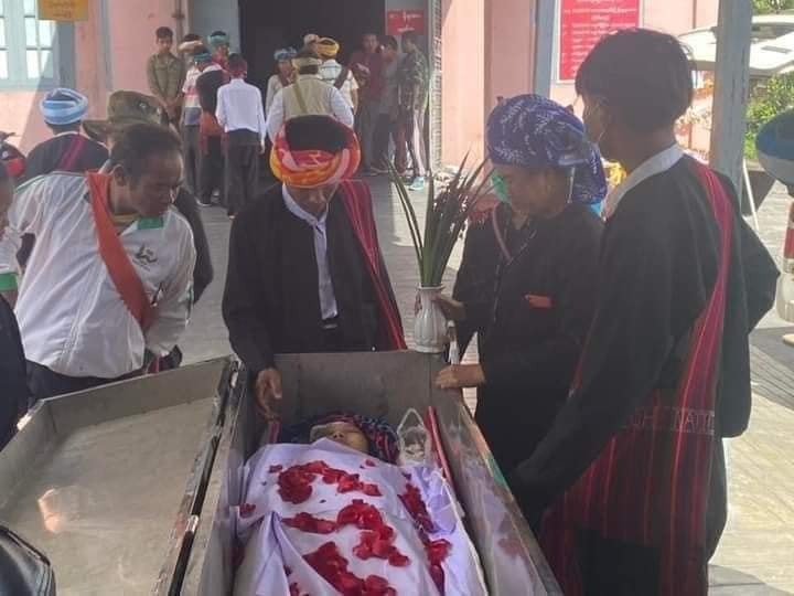 (နန်းခမ်းအွမ်အား တောင်ကြီးတိုင်းရင်းသားပေါင်းစုံသုဿန်တွင် သင်္ဂြိုလ်ရန် ပြင်ဆင်နေစဥ်၊ ဓာတ်ပုံ - CJ)