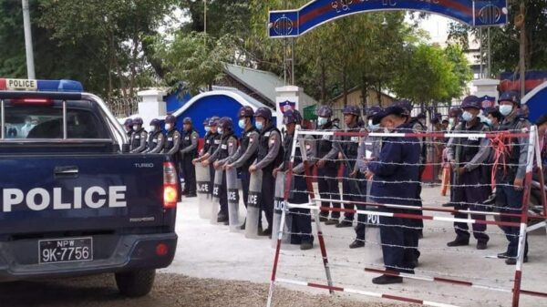 (၂၀၂၁ ​ဖေ​ဖော်ဝါရီတတိယပါတ်တွင်နိုင်ငံ​ရေးအကျဥ်းသားများလွှတ်​ပေးရန် ပြည်သူများက မုံရွာ​ထောင်​ရှေ့ဆန္ဒပြရာစစ်​ကောင်စီရဲများက​ထောင်​ရှေ့တွင်ပိတ်ဆို့ထားခဲ့စဥ်။ ဓါတ်ပုံ-CJ)